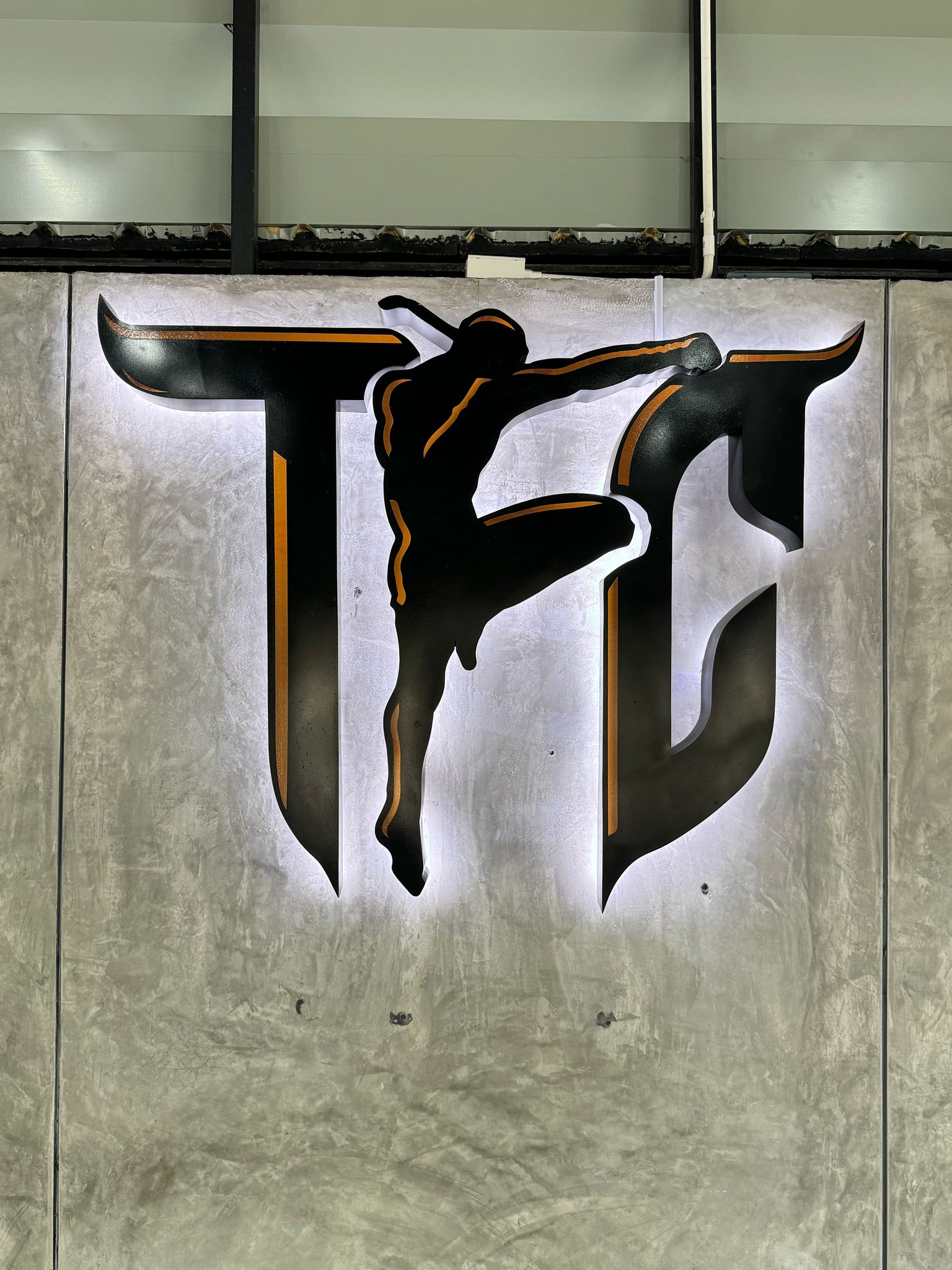 Le logo TFC sur le mur de la salle